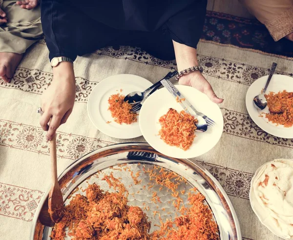 Muzułmańskiej Rodziny Obiad Piętrze Obchodzi Ramadan — Zdjęcie stockowe