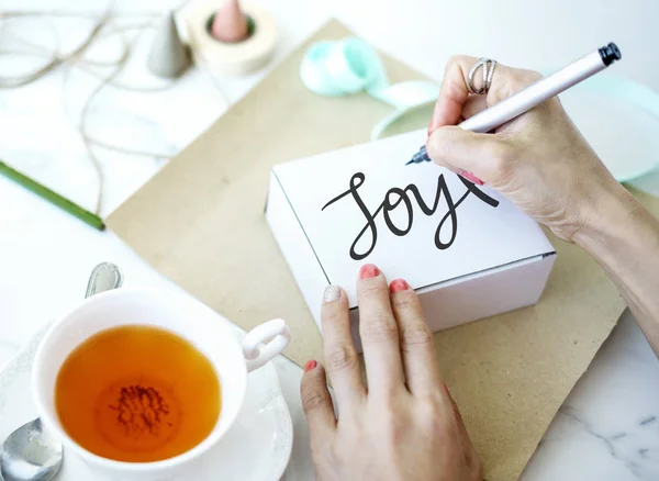 写一个词喜悦在礼物盒的妇女 — 图库照片