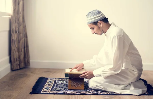 Muslim Pria Mempelajari Quran — Stok Foto