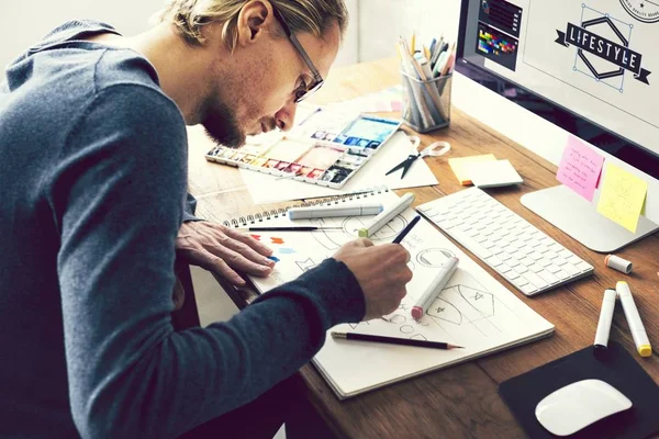 Ontwerper Werkt Aan Zijn Bureau — Stockfoto