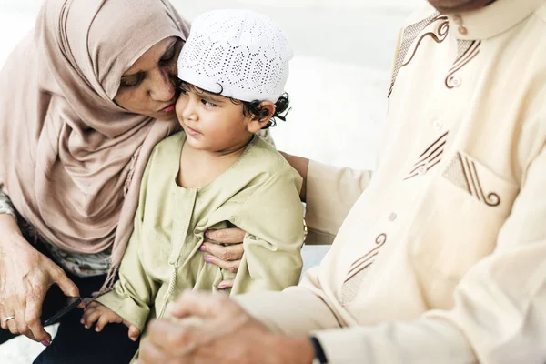 Muzułmańskich Dziadków Ich Wnuczka — Zdjęcie stockowe