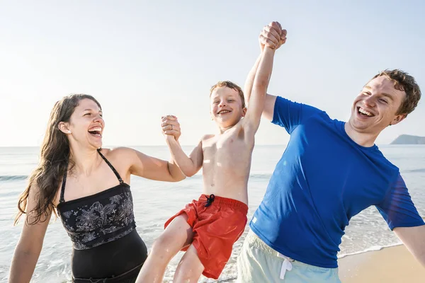 Familia Jugando Playa — Foto de Stock