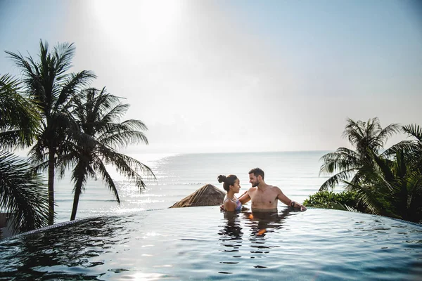 Paar Entspannt Sich Schwimmbad — Stockfoto