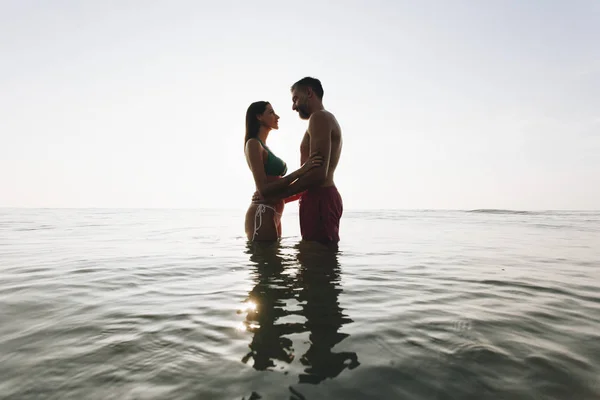 Romantisch Paar Zee Bij Zonsondergang — Stockfoto