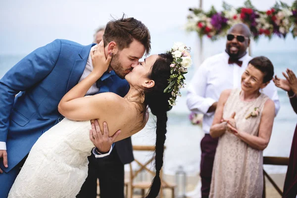 Fröhliches Brautpaar Bei Strandhochzeit — Stockfoto