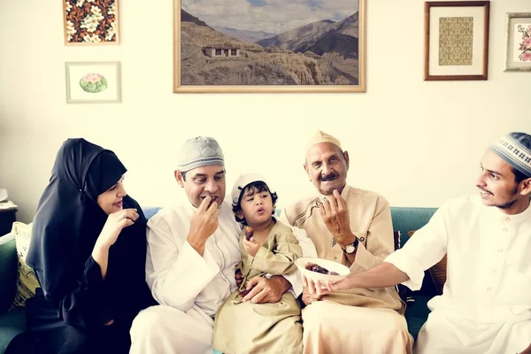 Мусульманская Семья Имеет Сухие Даты Качестве Закуски — стоковое фото