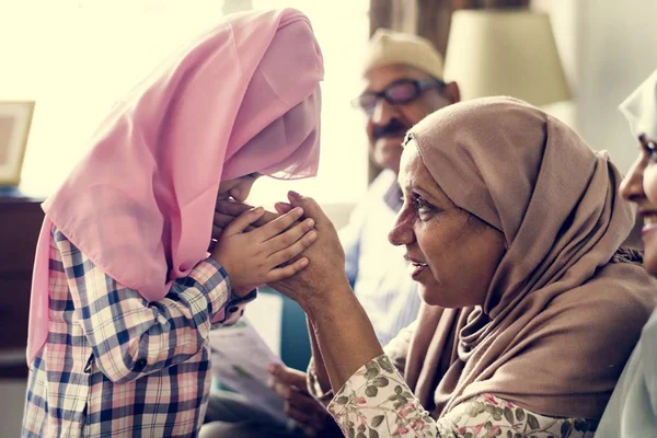 Muslimsk Flicka Betala Respekt Till Mor — Stockfoto