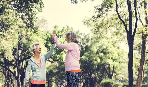 Twee Senior Sportieve Vrouwen Geven Hoge Vijf Park — Stockfoto