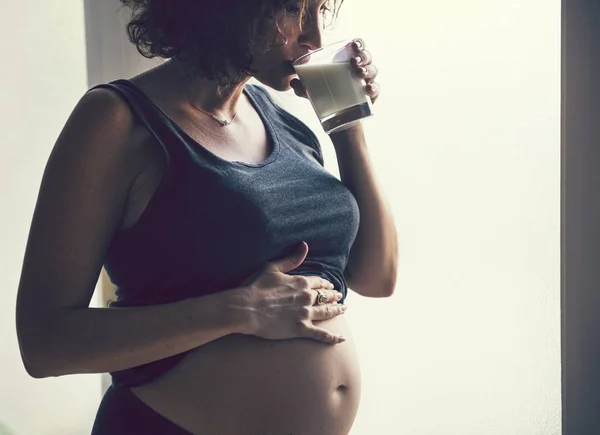 Gravid Kvinna Dricka Glas Mjölk — Stockfoto