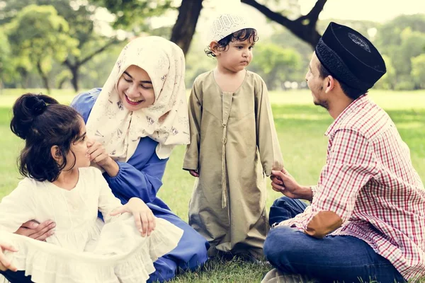 Muslim Keluarga Memiliki Waktu Yang Baik Luar Ruangan — Stok Foto