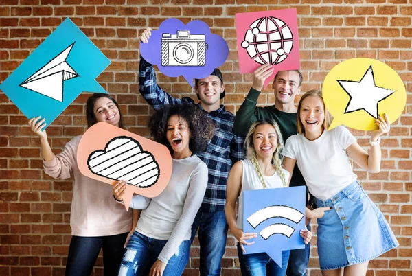 Amigos Alegres Sosteniendo Iconos Redes Sociales —  Fotos de Stock