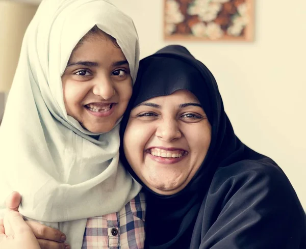 Portrait Souriant Une Mère Musulmane Une Fille — Photo