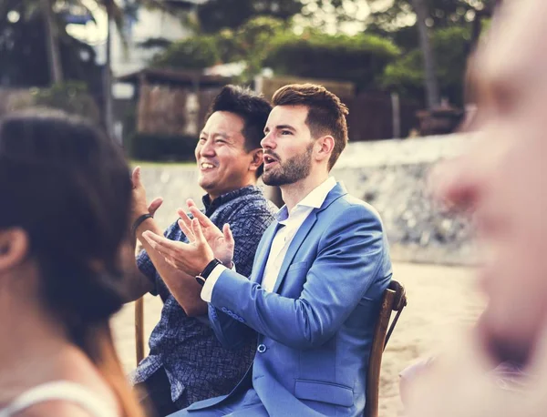 Convidados Felizes Casamento Praia — Fotografia de Stock