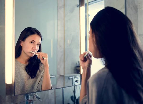 Жінка Чистить Зуби Вранці — стокове фото