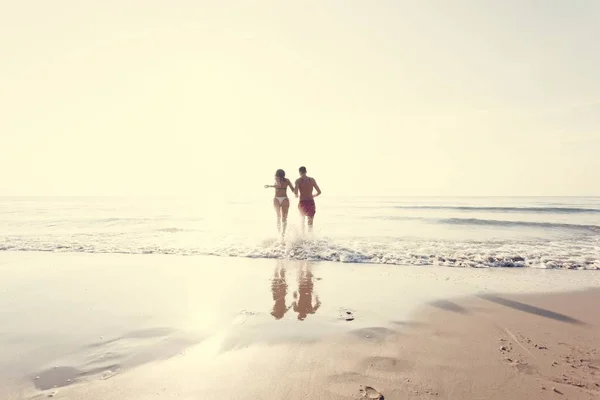 Cheerful Couple Running Shore — Stock Photo, Image