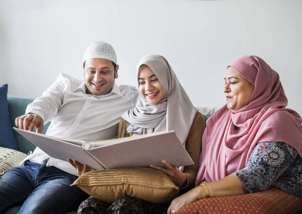 Keluarga Muslim Melihat Dalam Album Foto — Stok Foto