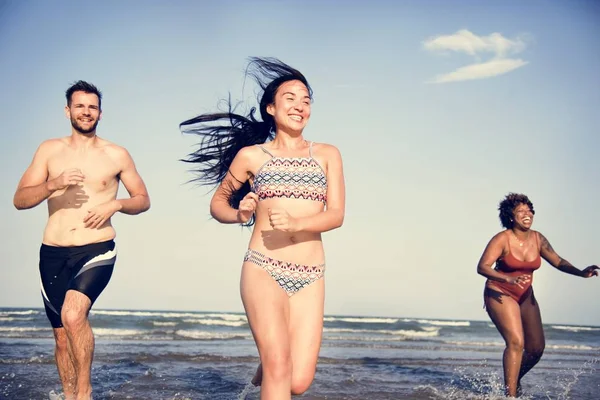 Amici Che Divertono Sulla Spiaggia — Foto Stock