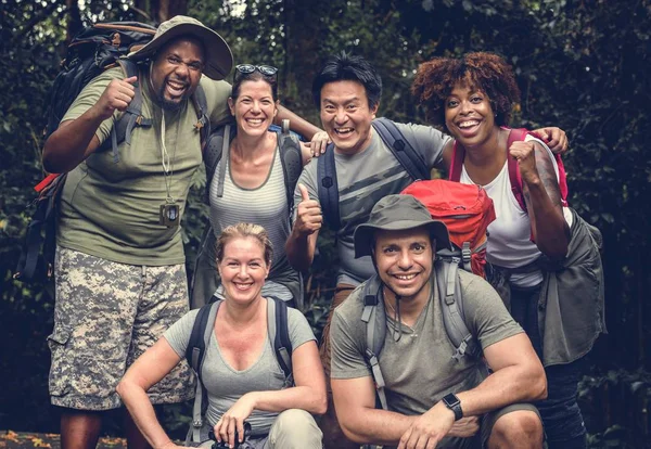 Gruppo Felici Campeggiatori Diversi — Foto Stock