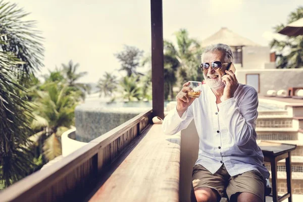 Senior Telefoniert Mit Einem Drink — Stockfoto