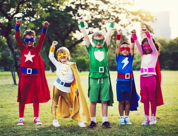 Crianças Adoráveis Trajes Super Herói Campo Parque — Fotografia de Stock