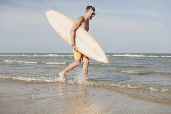 Zralý Muž Účetní Surfovací Prkno — Stock fotografie