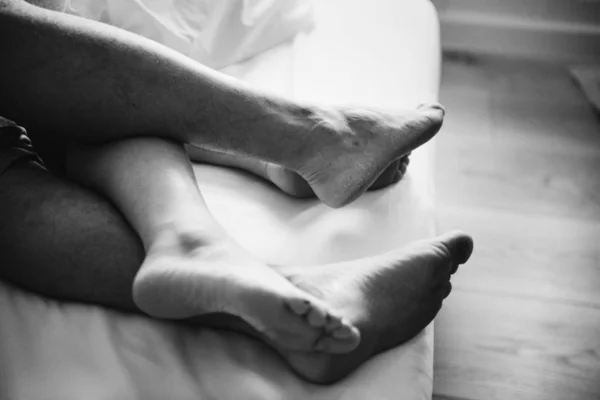 カップルのベッドで寝ての足 — ストック写真