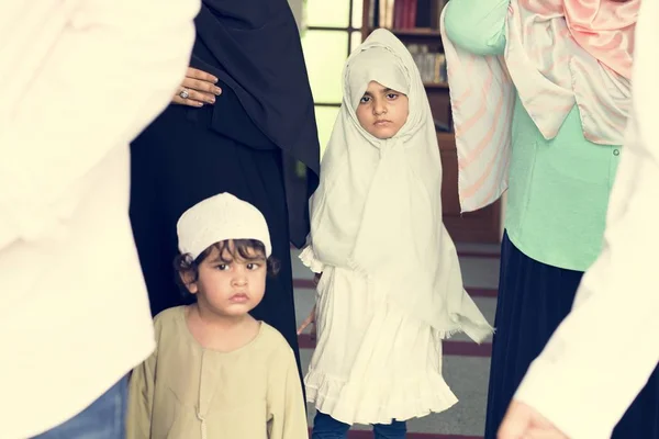 穆斯林儿童在清真寺 — 图库照片