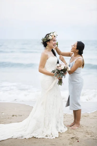 ビーチで陽気な花嫁 — ストック写真