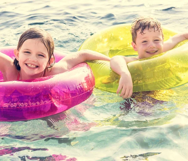 Alegre Hermano Hermana Nadando Piscina — Foto de Stock