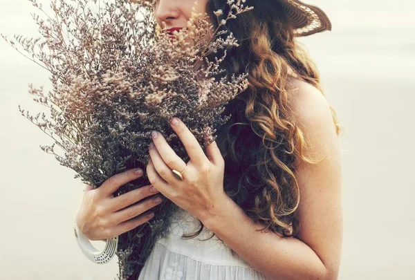 Menina Com Cabelo Encaracolado Amp Flores — Fotografia de Stock