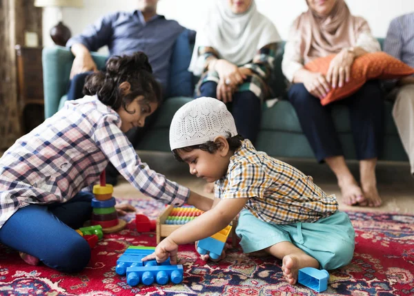 穆斯林家庭放松和在家玩耍 — 图库照片