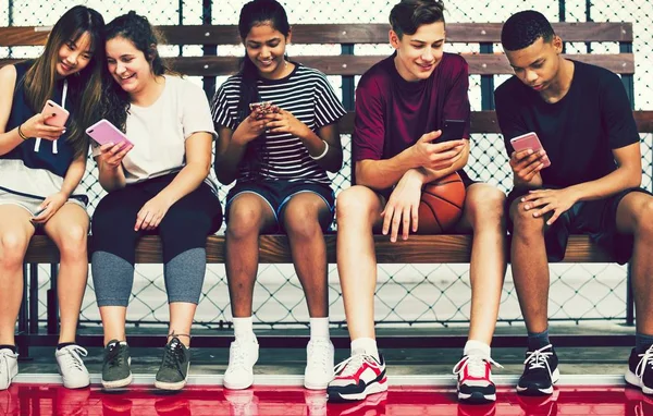 Grupo Amigos Adolescentes Jugando Las Redes Sociales — Foto de Stock
