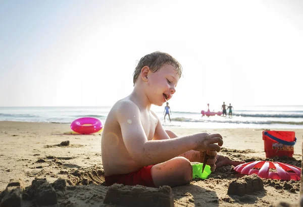 Kleines Kind Spielt Strand — Stockfoto