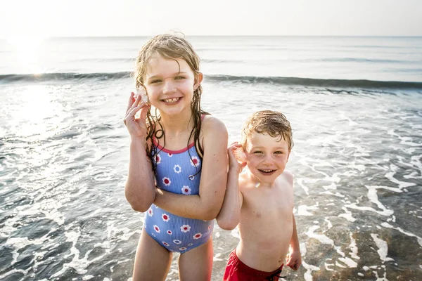 Siblings Having Fun Beach — Stock Photo, Image