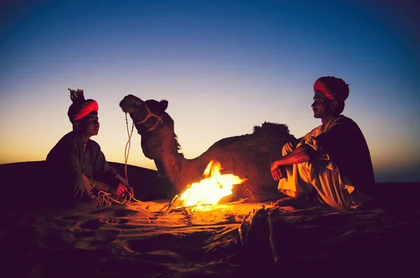 Homens Indianos Descansando Junto Fogueira Com Seu Camelo — Fotografia de Stock