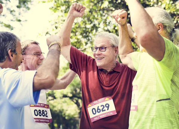 Glada Ledande Män Cerebrating Marathon Park — Stockfoto
