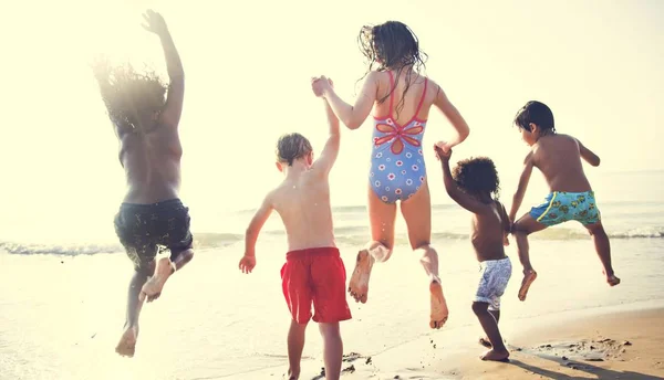 Crianças Divertindo Praia — Fotografia de Stock