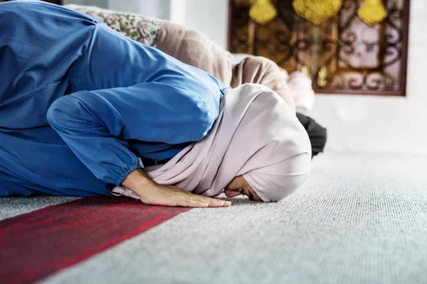 Povo Muçulmano Rezando Postura Sujud — Fotografia de Stock