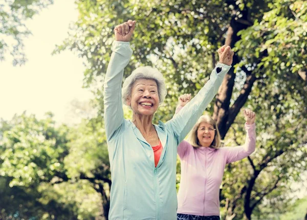 Glada Sportiga Ledande Kvinnor Park Med Upphöjda Händer — Stockfoto