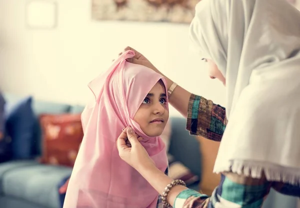 Μουσουλμανική Μητέρα Διδάσκει Κόρη Πώς Φορέσει Ένα Hijab — Φωτογραφία Αρχείου