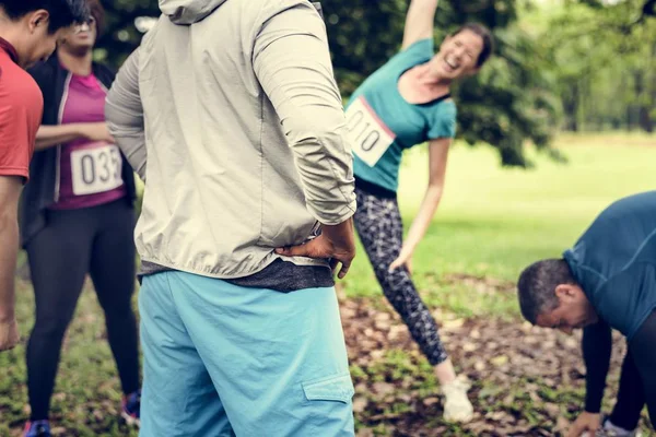 Gruppe Unterschiedlicher Sportler Dehnt Ihre Muskeln — Stockfoto