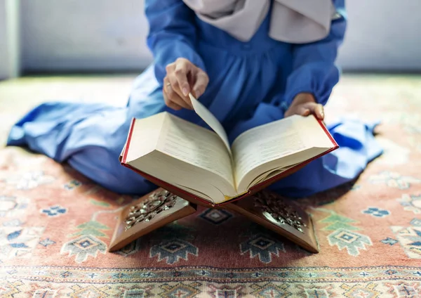 Moslimvrouw Blauwe Hijab Lezen Van Heilige Koran — Stockfoto
