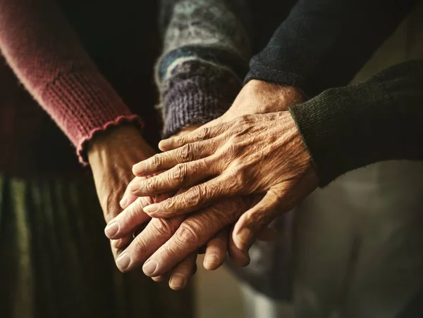 Groupe Âgé Amis Empilant Les Mains — Photo