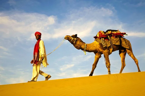 Indiai Férfi Séta Sivatagban Teve — Stock Fotó