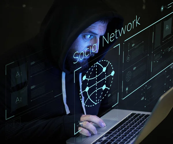 Ernstige Hacker Man Met Laptop Donkere Kamer Toucpad Neon Tekst — Stockfoto