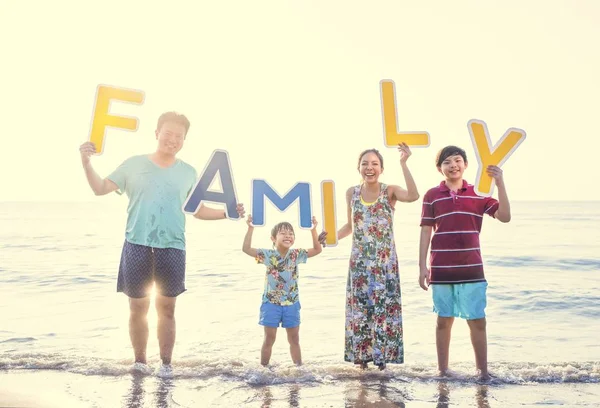 Familie Hält Briefe Strand Hoch — Stockfoto