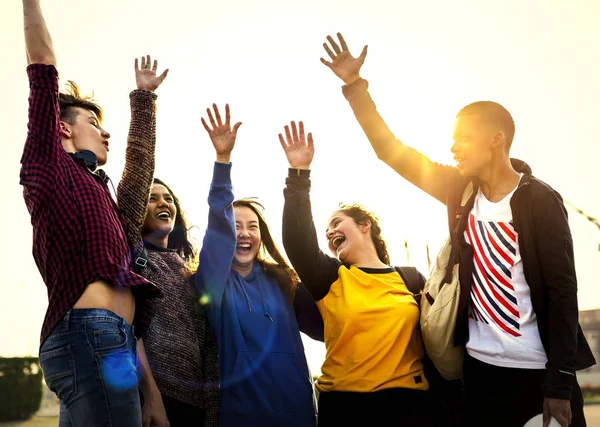 Teenie Freunde Feiern Als Team — Stockfoto