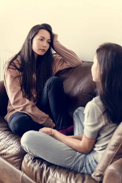 Frauen Reden Zusammen Auf Dem Sofa — Stockfoto