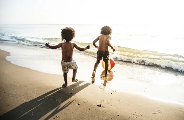 Παιδιά Που Παίζουν Στην Παραλία — Φωτογραφία Αρχείου