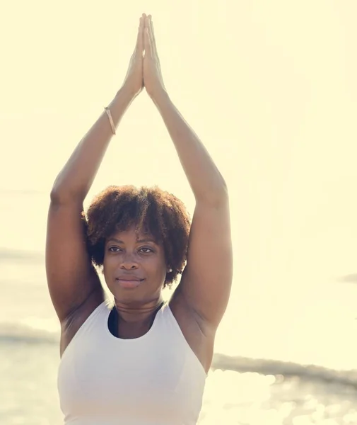 Mulher Afro Americana Praticando Ioga Praia — Fotografia de Stock